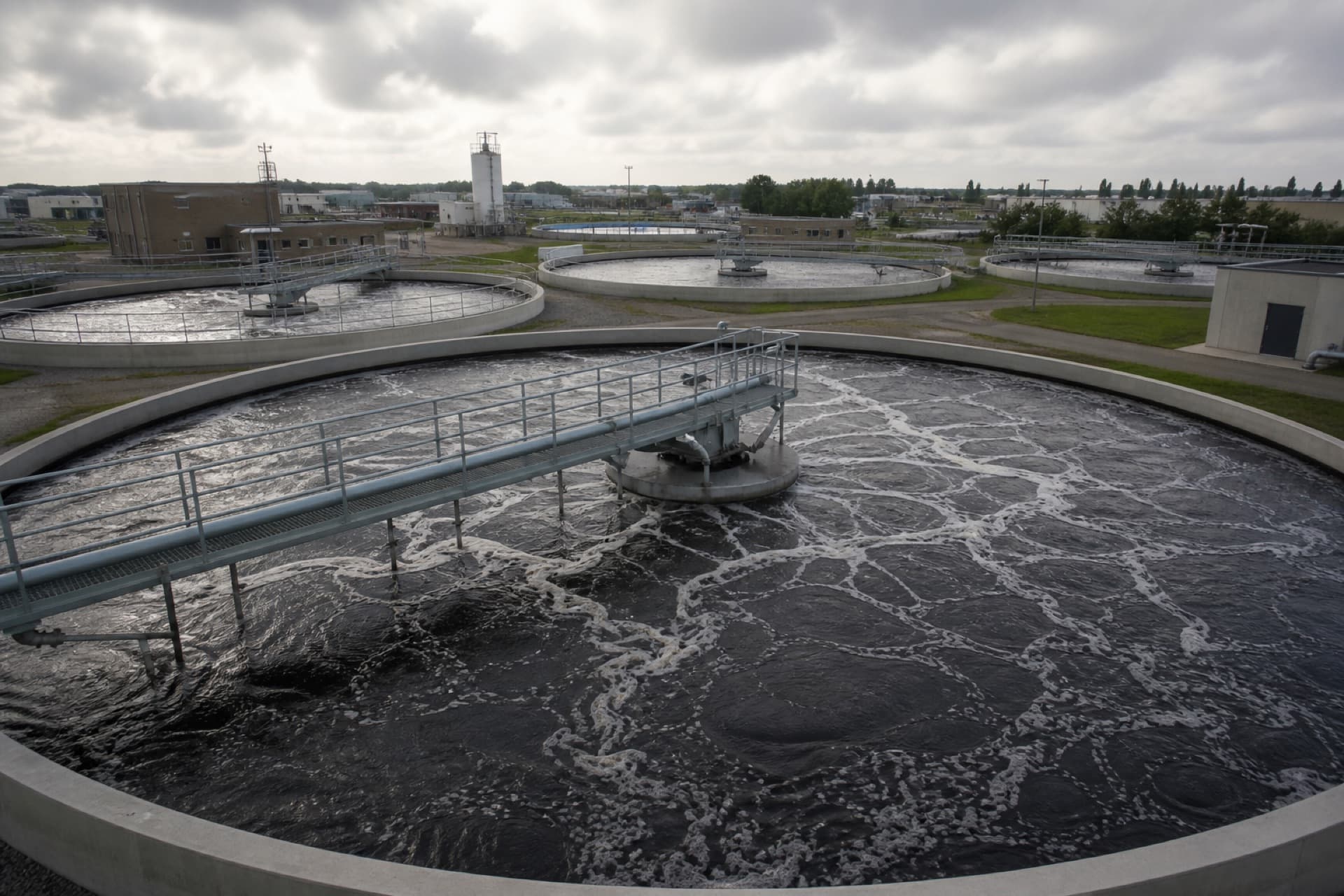 Wastewater treatment plant with aeration tanks